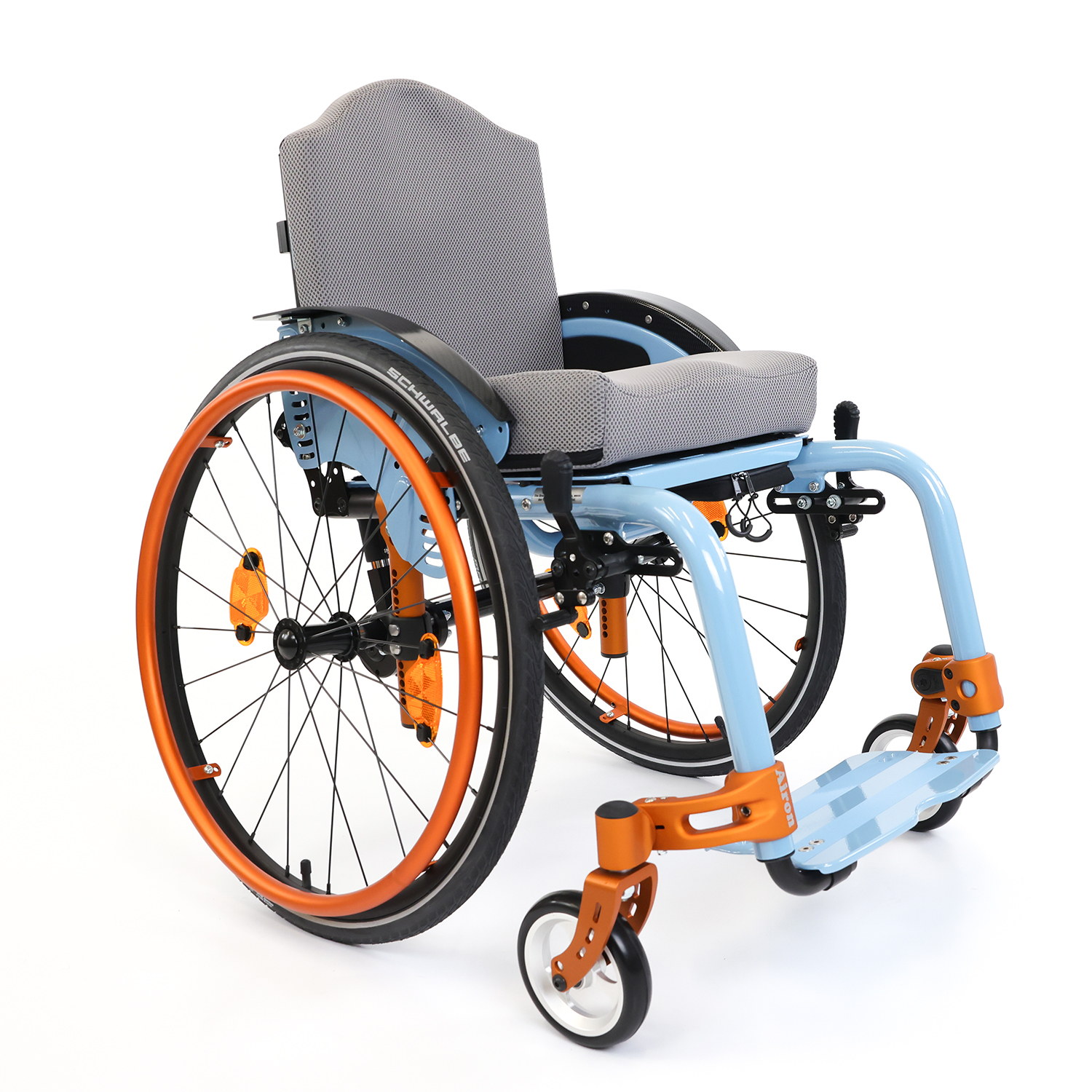 Airon Rollstuhl in pastellblau und orange von Sorg